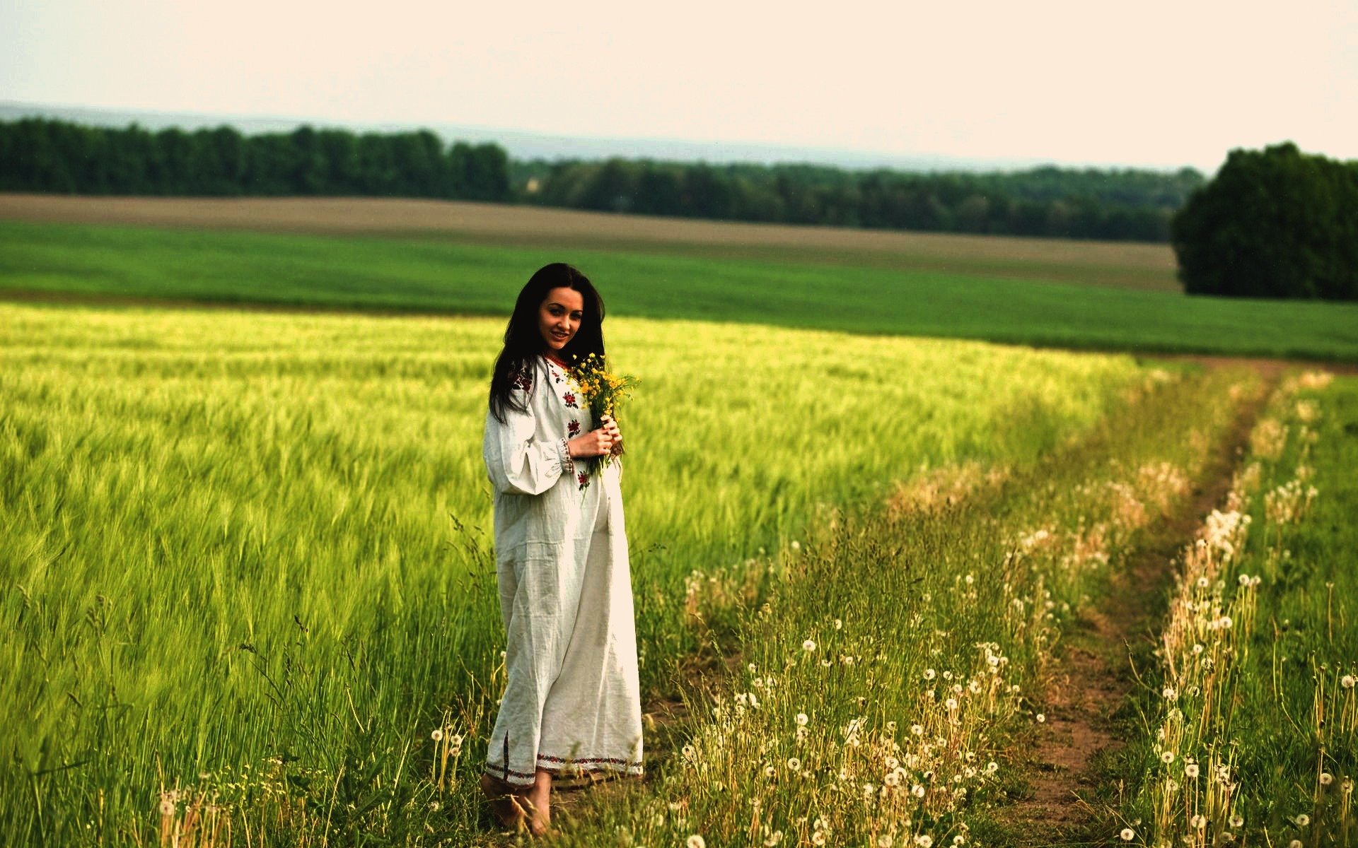 Women in Slavic costumes in Mianyang